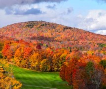 起伏的群山树木和秋天的颜色