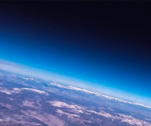 地球从太空用蓝色地平线在黑色背景