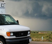 暴风雨的灰色天空与国家严重的风暴实验室卡车在前台