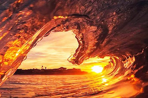 海浪和橙色的日落